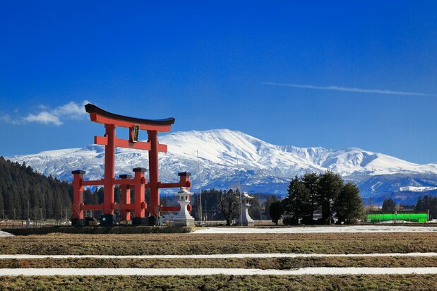 羽黒山の大鳥居越しに月山を望む　写真：PIXTA