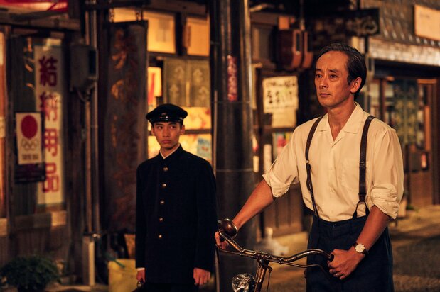 博史は父・与志雄（滝藤賢一）の胸の内が気になって仕方がない　©︎2026 映画「遥かな町へ」BARCOS