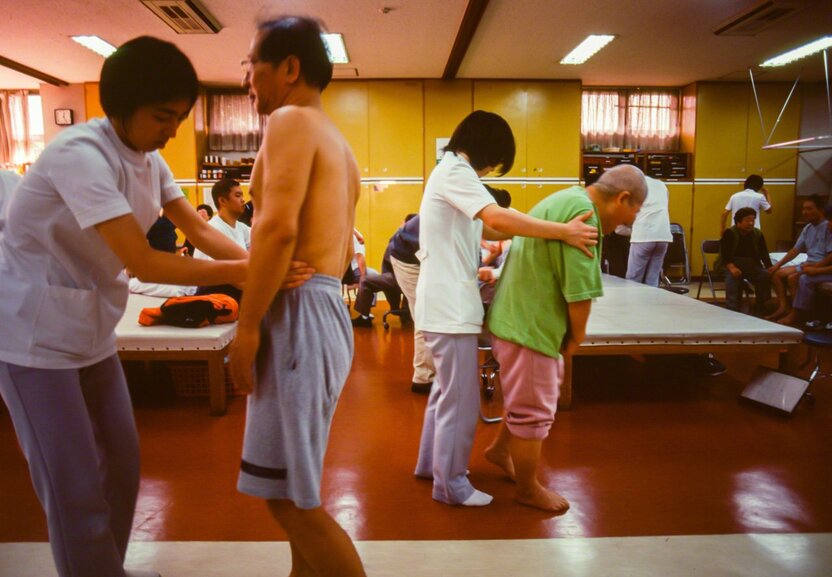 Rather than lamenting the illness that has overtaken them, these people embark on a course of physical rehabilitation, trusting in the latent strength that still lies within them. The power of dreams can open up new possibilities for the future. (© Ōnishi Naruaki)