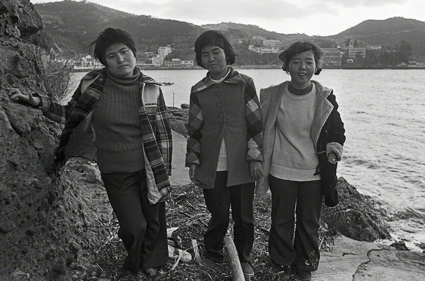 Trois amies d’enfance, lors d’un pique-nique à Yunoko, dans la ville de Minamata. Ces jeunes filles ont toutes été affectées par la pollution au mercure. (De gauche à droite) Kagata Kiyoko, 19 ans, Sakamoto Shinobu, 16 ans et Maeda Emiko, 19 ans. (Photo prise en 1972)