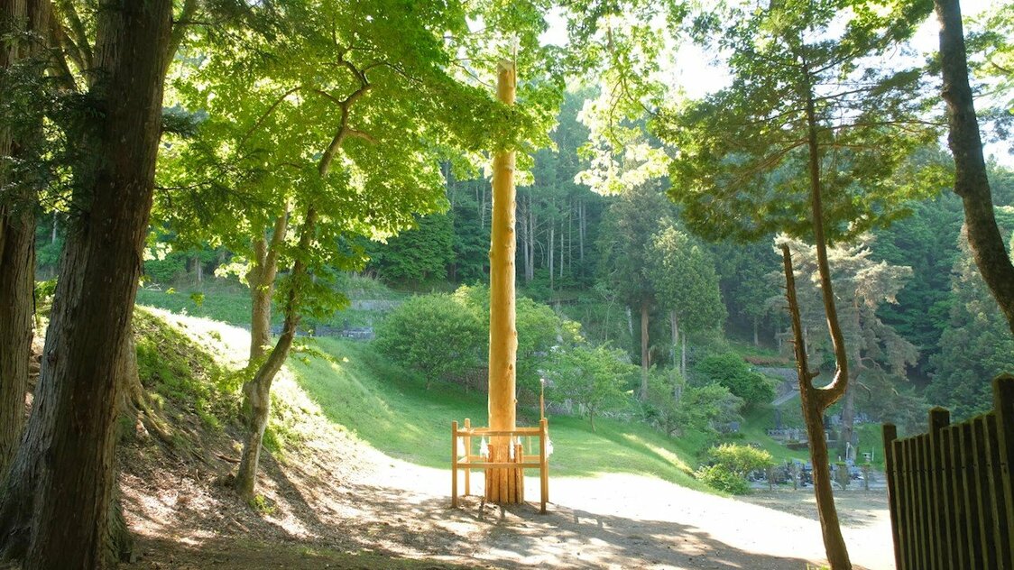 Pilares erigidos en las cuatro esquinas de cada santuario. (© 2025 Visual Folklore Inc.)