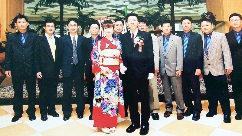 陳先生舉辦婚宴時，結拜兄弟全繫上同樣的藍色領帶，全力協助進行，2003年（提供：陳韋辰）