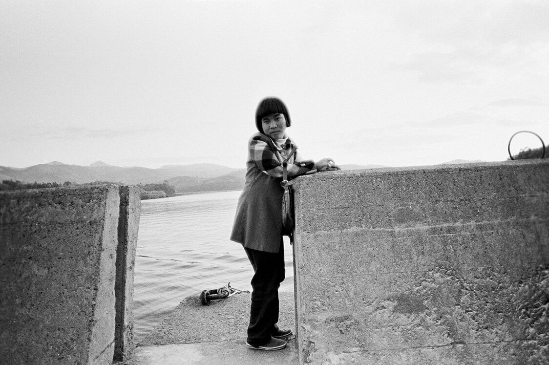 Sakamoto Shinobu à l’âge de 16 ans. Elle avait 6 ans lorsqu’on a diagnostiqué chez elle la maladie de Minamata en tant que pathologie congénitale. (Photo prise en 1972)