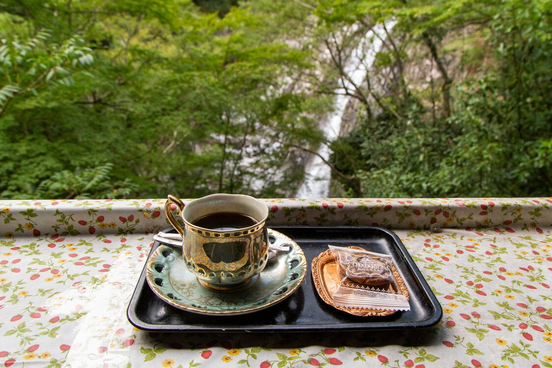 Alejados del bullicio de la ciudad, tomar un café escuchando el agua caer se convierte en un lujo.