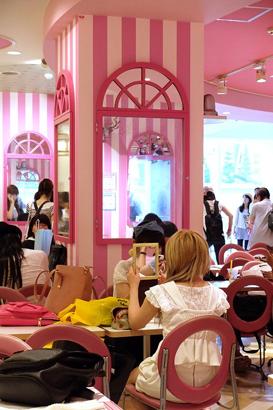 Une jeune fille vérifie son look dans le magasin Solado.