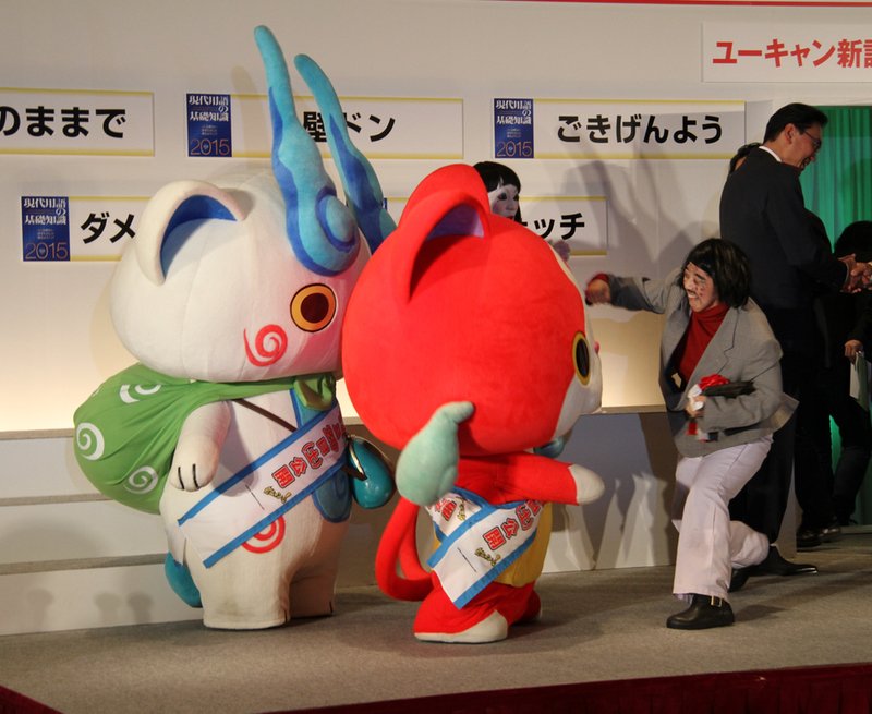 Nippon Erekiteru Rengō’s Nakano Sōko spars with Yōkai Watch character Jibanyan after the group photo session.