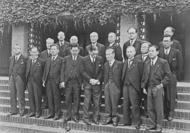 社会党委員長を首班とした片山内閣の発足=1947年6月1日、前列左から4人目が片山哲首相(共同)