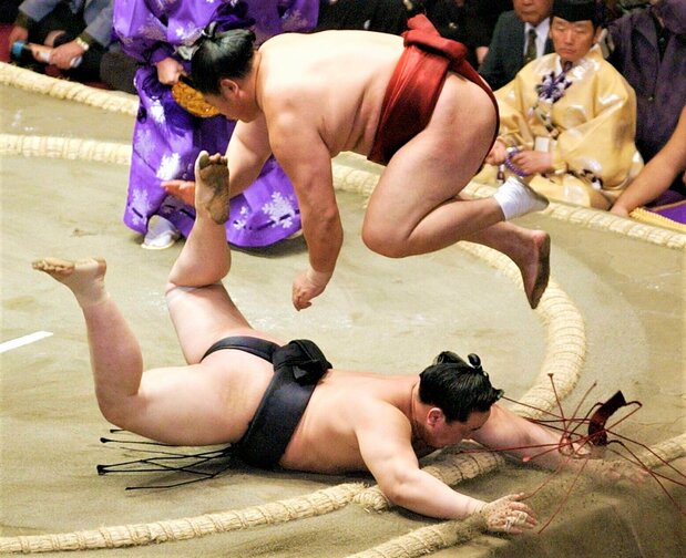 2003年夏場所9日目、引き落としで横綱・朝青龍(下)に土を付けた旭鷲山。驚異的な運動神経から繰り出す土俵際の逆転技も見事だった 時事