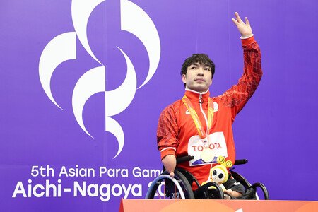 競泳男子５０メートル平泳ぎ（運動機能障害ＳＢ３）で金メダルを獲得した鈴木孝幸＝２０日、愛知・クロコくんアリーナ