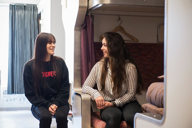 El asiento plegable ofrece una cómoda posición para conversar.