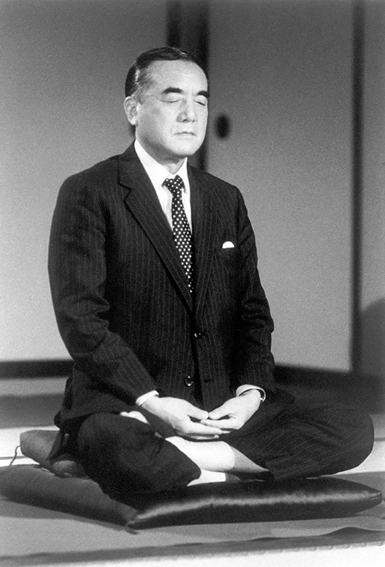 Nakasone Yasuhiro meditando en el Zenshō-an durante su época como primer ministro de Japón. (Jiji)