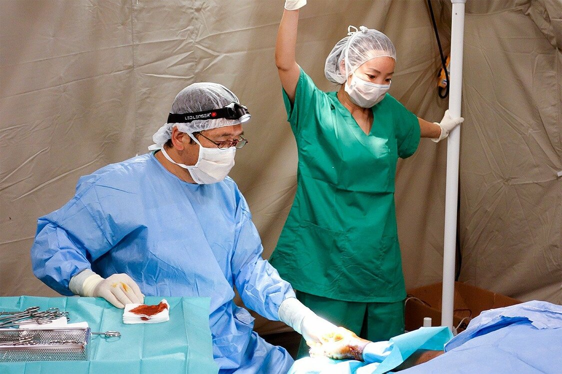Kurumiya (left) cares for an earthquake victim in Nepal in 2015. (© MSF)