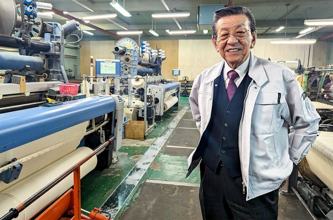 Miura Masahiko on the Kusakura factory floor. (© Kumazaki Takashi)