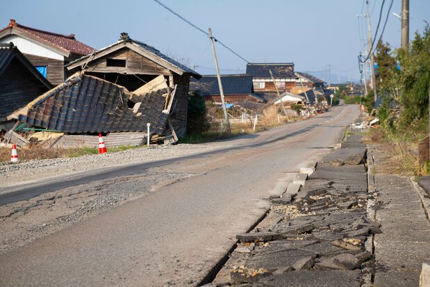 緊急復旧したものの道路は波打ち、車移動にも時間がかかる状況だった