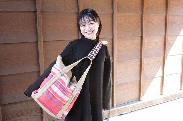 Un furoshiki doblado diagonalmente para poder cargar una bolsa cruzada.