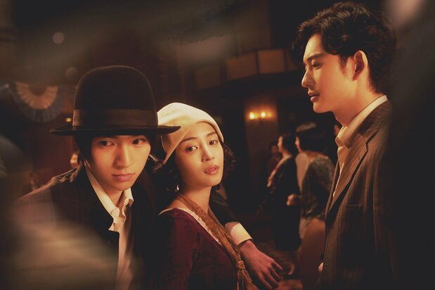 映画『ゆきてかへらぬ』。長谷川泰子(広瀬すず)に振り回される中原中也(木戸大聖、左)と小林秀雄(岡田将生) ©︎2025「ゆきてかへらぬ」製作委員会