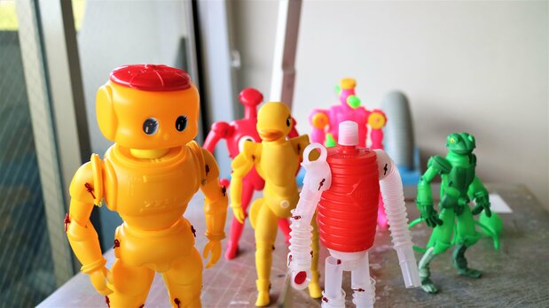 使用周边日用品和廉价玩具制作的一些“日用品人偶模型”。作品所展现出来的无限想象力获得全球好评(笔者拍摄)