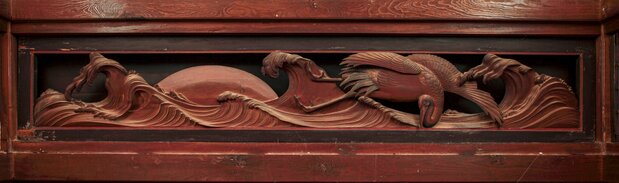 Nami ni tsuru ni asahi. El compás se utiliza para las alas de la grulla y el contorno del sol naciente. (Cortesía de Ihachi-kai, fotografía de Odajima Nobuyuki)