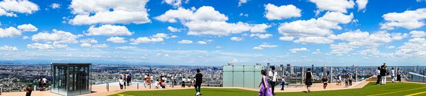 La plateforme d’observation, d’environ 2 500 m2, est la plus vaste du Japon. Mais attention car elle peut s’avérer très venteuse, ce pourquoi les visiteurs sont priés de laisser leur chapeau et boissons à l’étage inférieur.