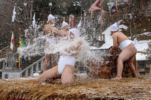 In the bitter cold of winter, performing ablutions requires stoicism. (© Haga Library)