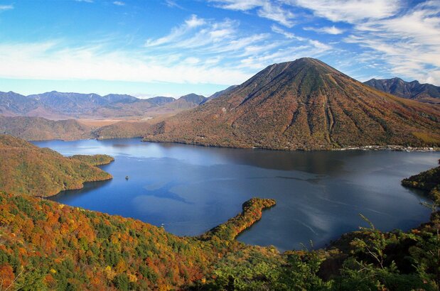 紅葉が美しい世界遺産「日光の社寺」が点在する男体山と中禅寺湖　写真：栃木県観光物産協会