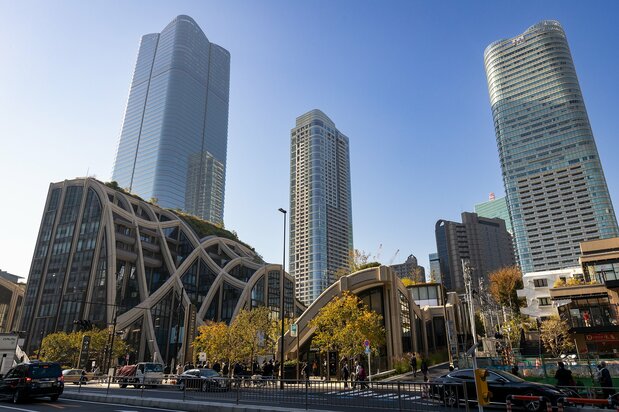 从东京Metro神谷町站附近拍摄的麻布台Hills。左侧是森JP Tower,中间是Residence A,Residence B正在建设中。右侧是“ARKHills 仙石山森Tower”