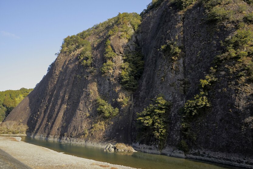 橋杭岩近郊の古座川町にある「古座川の一枚岩」も約1500万年前の火山活動で生まれた。高さ100メートル、幅500メートルの巨岩で、国指定天然記念物である　撮影＝大坂 寛