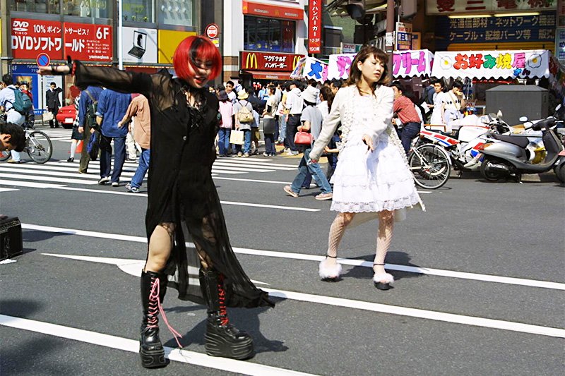 Los fines de semana se cierra al tráfico la avenida que cruza el barrio de la electrónica de Akihabara. © Jiji Photo