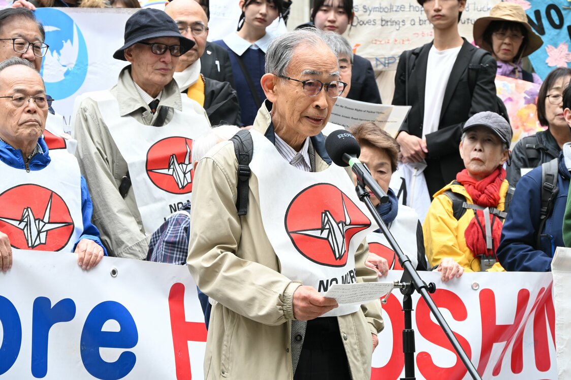 NPT再検討会議が開かれた米ニューヨークで、 核廃絶を訴えるデモ行進を前にスピーチする濱住治郎さん（時事）
