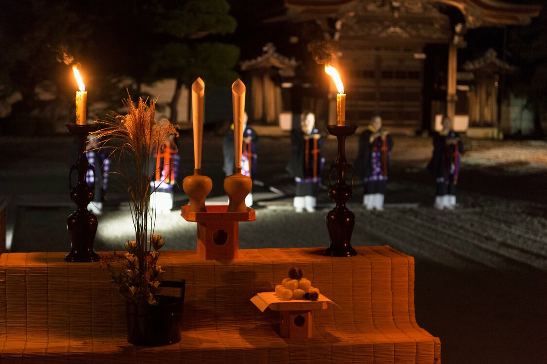僧侶の声明を聞きながら、月をめでるのは寺院ならでは