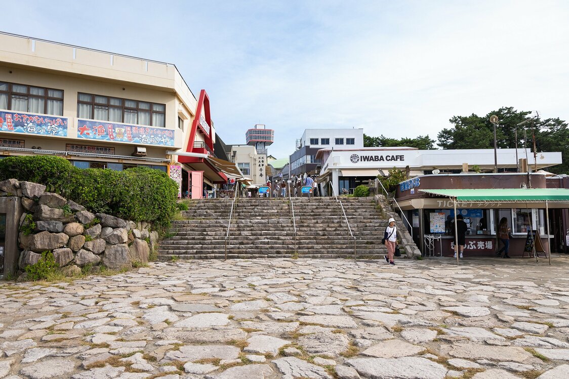 穿过海鲜餐馆、咖啡馆和纪念品商店林立的商业街后，在岩石区入口处的阶梯旁，就是东寻坊观光船的售票处