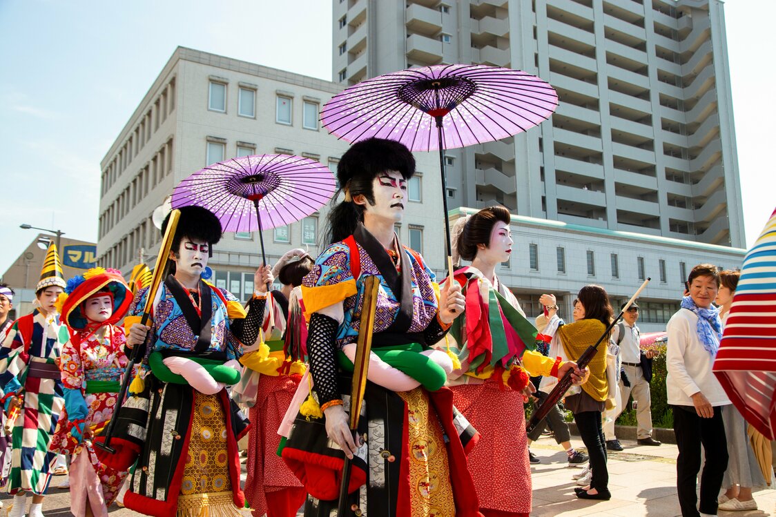 A algunos de los participantes de las Cinco Grandes Tierras se les nota el cansancio en la cara, pero, al llegar al santuario Jōzan Inari, hacen un esfuerzo final y ejecutan la última danza Kaidenma.