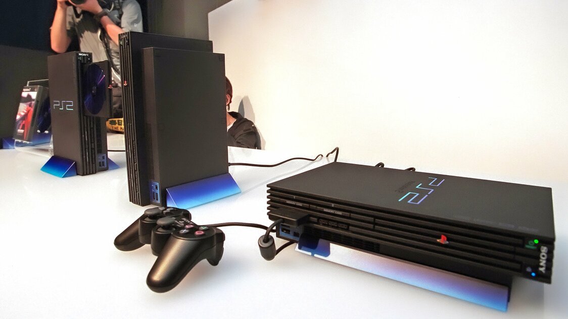 PS2 можно было установить вертикально, что обеспечивало большую гибкость в размещении устройства в помещении. Снимок сделан 13 сентября 1999 года в Токио (© Jiji)
