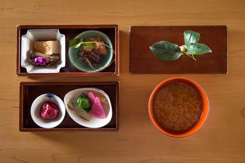 La cajita de comida para llevar (bentōbako en japonés) contiene varios ingredientes que ayudan a que destaque el arroz congée.