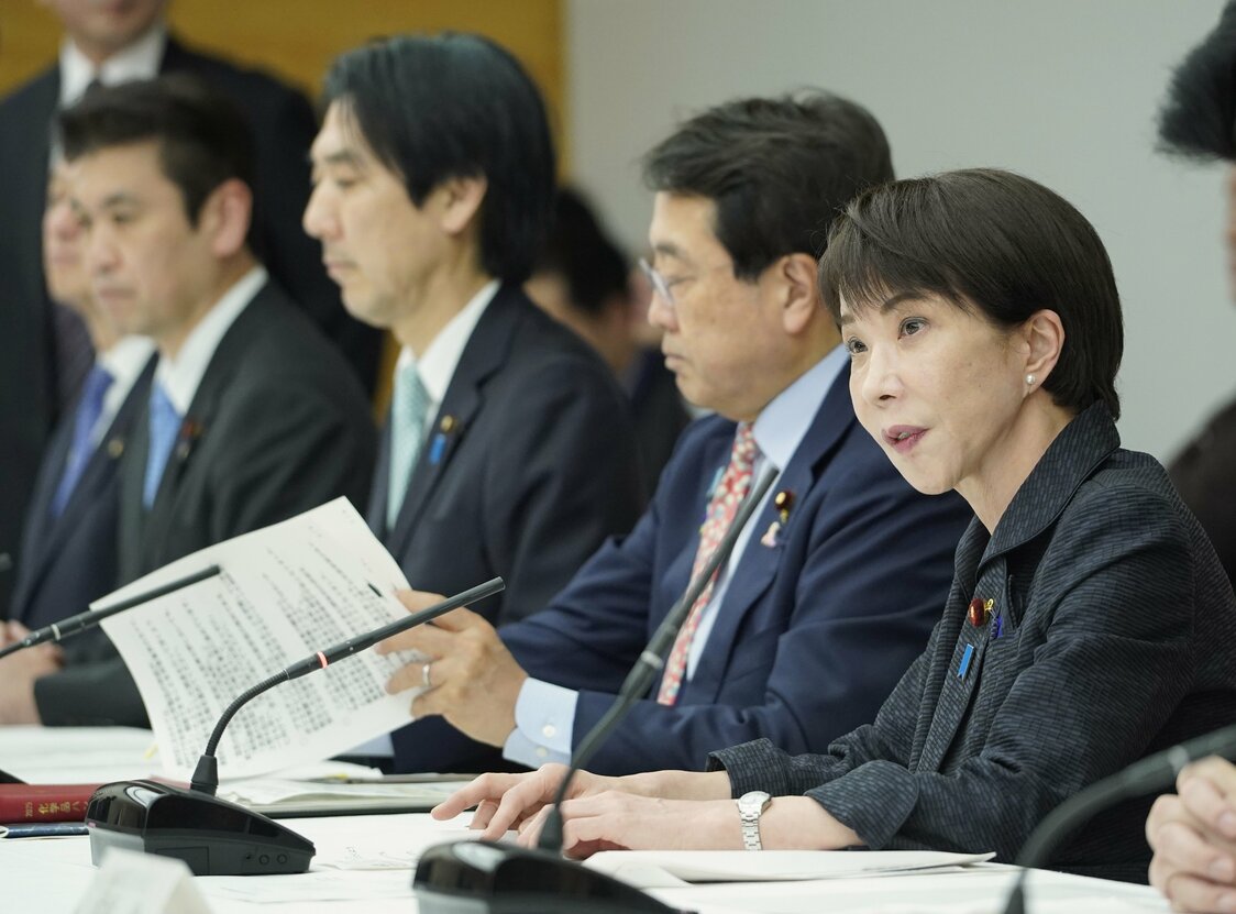 首相高市早苗（右）在中东形势相关阁僚会议上发言。右起第二人是经济产业大臣赤泽亮正（2026年4月30日于首相官邸，时事社）