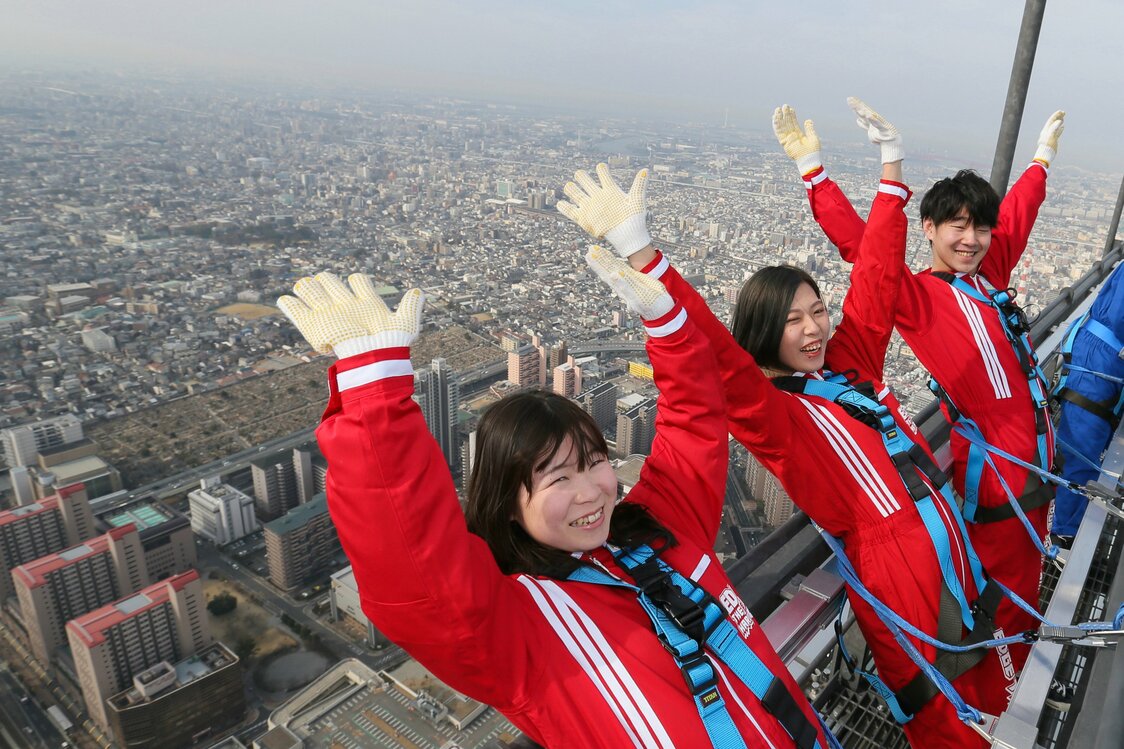 目線の高さは地上300メートルを超える。風を浴びながら、大阪の街を体感しよう（時事）
