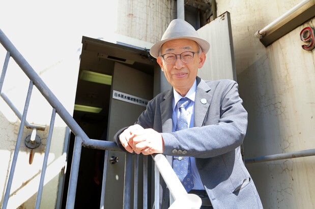 Hamasumi outside Hidankyō’s Tokyo headquarters. (© Hanai Tomoko)