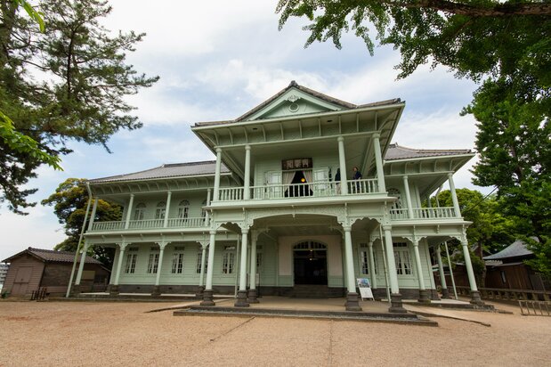 El Kōunkaku, construido en 1903. La planta baja tiene una cafetería de nombre Kamedayama.