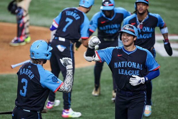オールスターで3ランを放ち、チームメートから祝福を受ける大谷翔平選手 (USA TODAY Sports via Reuters Connect)