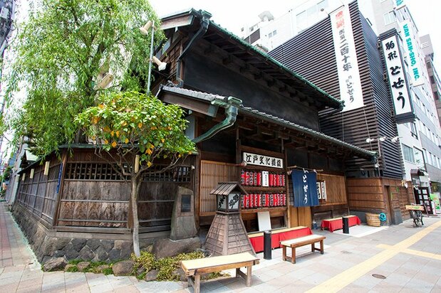 Komagata Dozeu / Adresse : 1-7-12, Komagata, Taitô-ku, Tokyo / Ouverture tous les jours de 11h à 20h30. / Budget moyen : 3 000 yens pour déjeuner, 5 000 yens pour dîner. Carte en français disponible. http://www.dozeu.com/