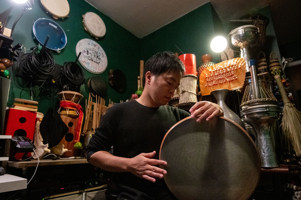 小川慶太さん（自宅のスタジオにて）撮影：Albert Cheung
