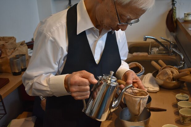 Daibō, colando café en su cafetería temporal Daibō Kōhīten (Imagen: Doi Emiko)