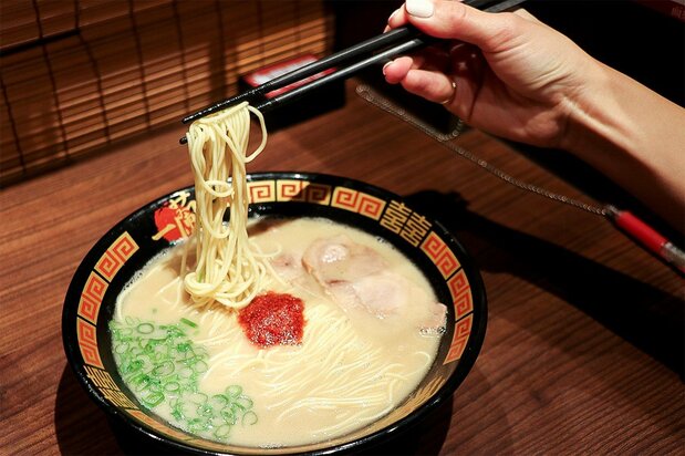 一蘭のスープは毎日、日本から空輸しているという。コストが掛かってもオリジナルの味を提供し続けるためだ(筆者撮影)