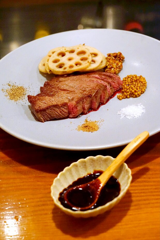 姫路のワインバー「ヴァンヤ」で和牛を注文し、『唐三 無調整原液』を付けて食べてみた。牛脂の甘みに『唐三』のうまみが親和し、肉の味に新たなレイヤーが加わるようだった