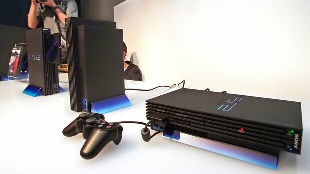 PS2 можно было установить вертикально, что обеспечивало большую гибкость в размещении устройства в помещении. Снимок сделан 13 сентября 1999 года в Токио (© Jiji)