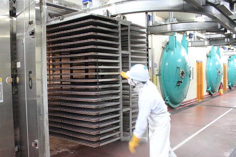 Готовая продукция еще раз возвращается в большую морозильную камеру. Голубой объект на заднем плане – сублимирующая сушильная машина.
