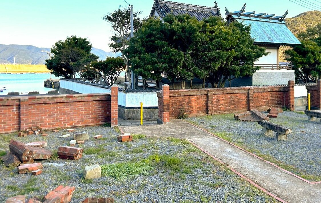 丸尾漁港近くにある鉄川与助の居宅跡。海岸が埋め立てられる前は、家のすぐ前は砂浜で、船で建築現場を巡ったという　写真＝天野久樹