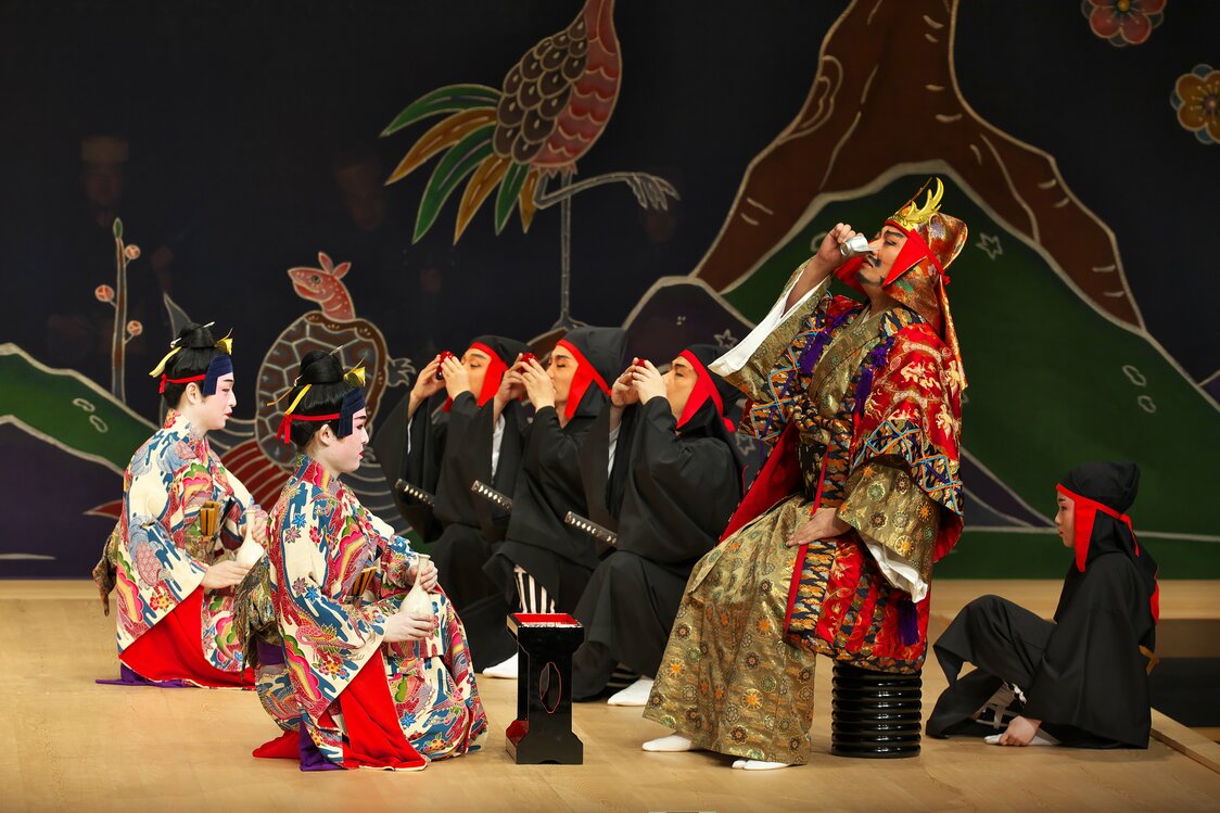Escena de la obra Nidōtekiuchi, en la que se ven, a la izquierda, los dos hijos de Gosamaru, que vengarán la muerte de su padre a manos del ambicioso Amawari (derecha), sublevado contra el poder real. (Imagen cortesía del Teatro Nacional Okinawa.)