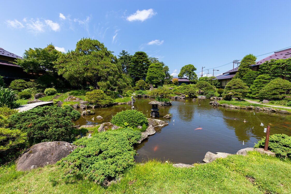 揚亀園は津軽独特の大石武学流庭園で、国の登録記念物