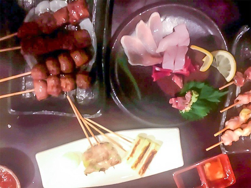 图片右上端的新鲜鸡肉就是鸡刺身，直接生食